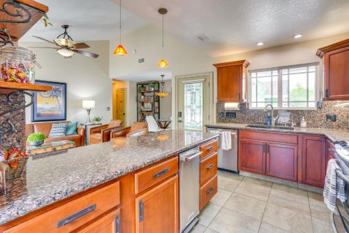 Lovely Tustin Home with Outdoor Kitchen 3 Mi to Zoo in Tustin, USA