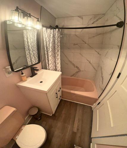 2-Bedroom 2-Bath Cozy Home in Nashvilles Vibrant in Nashville, USA