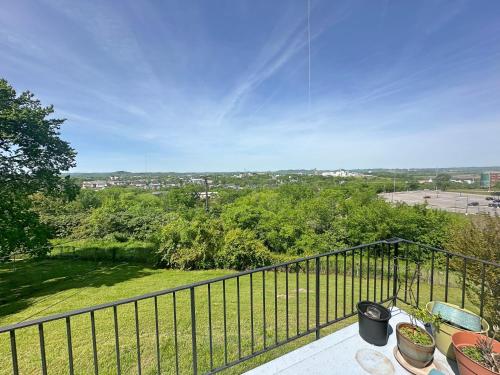 2-Bedroom 2-Bath Cozy Home in Nashvilles Vibrant in Nashville, USA