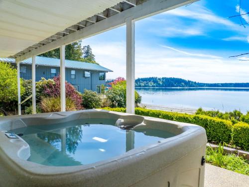 Shelton Waterfront hot tub fire pit beach garden