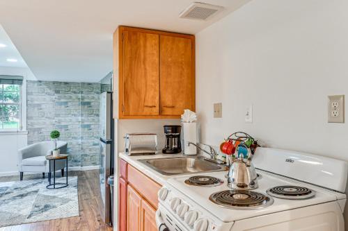 24 Mi to National Mall Pet-Friendly Studio in Beltsville, USA