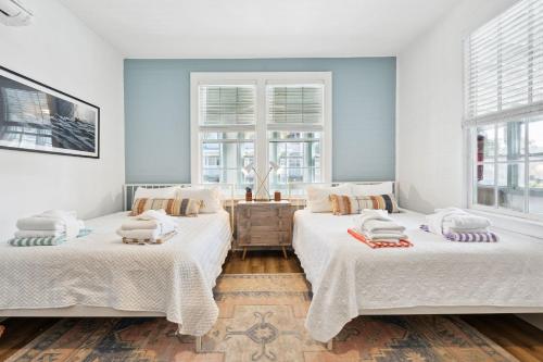 2 queen beds