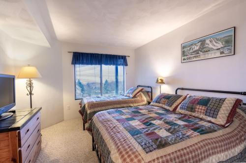 Seven Springs Meadowridge 2 Bedroom Standard Condo with Deck and Mountain Views! condo in Champion, USA