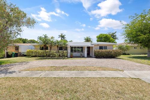 Private Villa with Pool and Sauna home in Dania Beach, USA