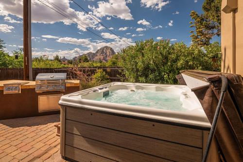 Private Abode Inspired cottage home in Sedona, hot tub, views, quaint & quiet Close to it all!