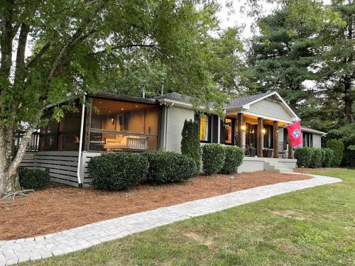 Stylish Private Home 1 mile from Downtown Franklin