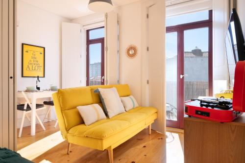 ! Lighty Santa Catarina Studio ! Balcony & Dishwasher!, Porto