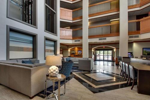 大堂, 西北醫療中心德魯里套房酒店 (Drury Inn & Suites San Antonio Northwest Medical Center) in 巴爾肯斯高地