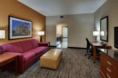 2 twin beds, 1 sofa bed