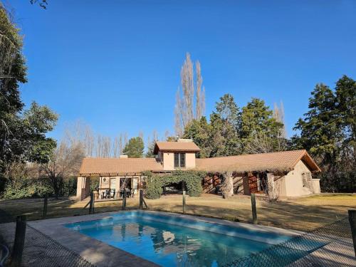 Espaciosa y cálida en medio de gran parque