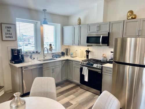 ห้องครัว, Modern Fully Renovated Suite & Loft in Downtown Trenton in เทรนตัน (NJ)