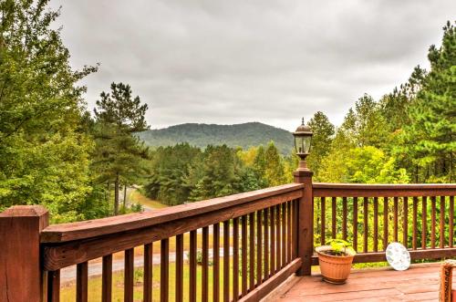 Grand Ellijay Cabin with Mountain Views and Pool Table