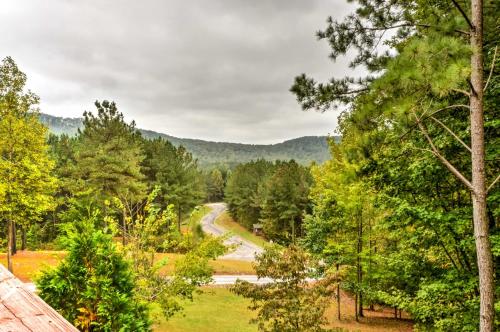 Grand Ellijay Cabin with Mountain Views and Pool Table