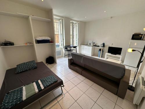 Studio One Bed, One Sofa - TV little Kitchen - Auberge de jeunesse - Marseille