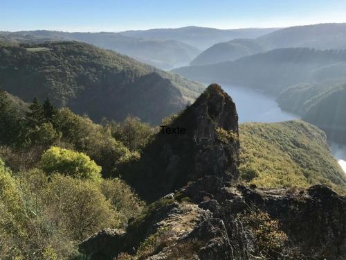 Maisonnette charmante avec piscine commune et terrasse privée en Cantal - FR-1-742-484 Maisonnette charmante avec piscine commune et terrasse privée en Cantal - FR-1-742-484