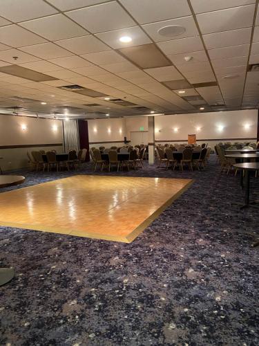 Ramada by Wyndham Kearney - image 13