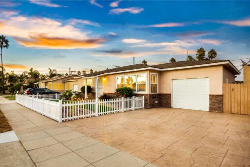 Coastal Cottage Haven StayCoastal Vacations in Oceanside, USA