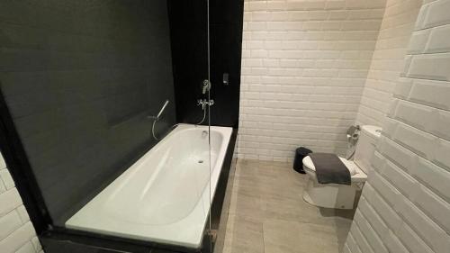 Bathroom, LPP GARDEN HOTEL in Depok