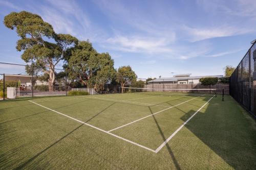 Birchwood Villa Cowes, Pool & Tennis in complex