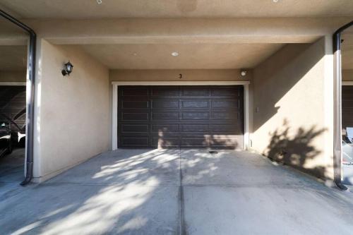 Welcome Townhome-Prime Location Orange County SoCal in Midway City, USA