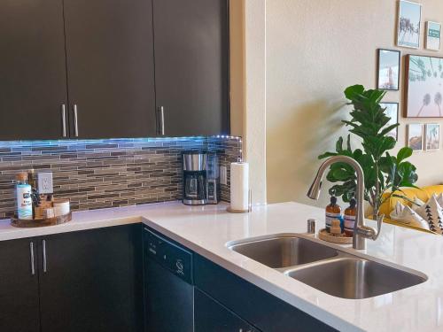 Kitchen, Sunny 1BDR centrally located in Marina del Rey in Los Angeles (CA)