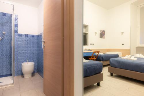Quadruple Room image 9