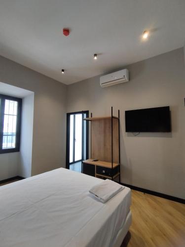 Double Room with Balcony image 5