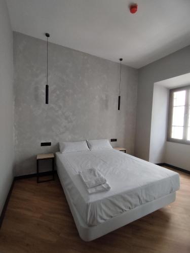Double Room with Balcony image 3