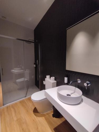 Double Room with Balcony image 4