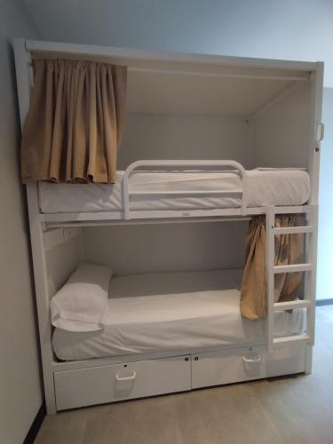 Bed in 6-Bed Mixed Dormitory Room image 4