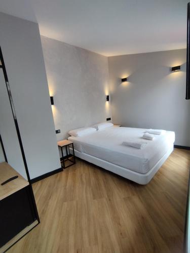 Double Room with Terrace image 3