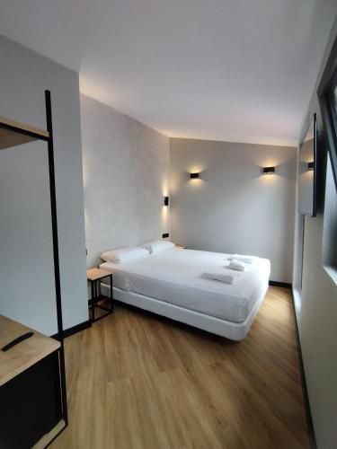Double Room with Terrace image 6
