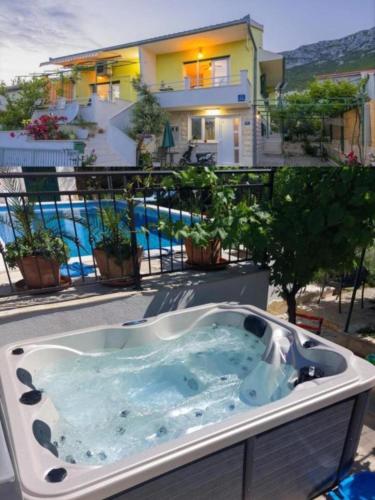 House Sandra with private heated pool and jacuzzi 1