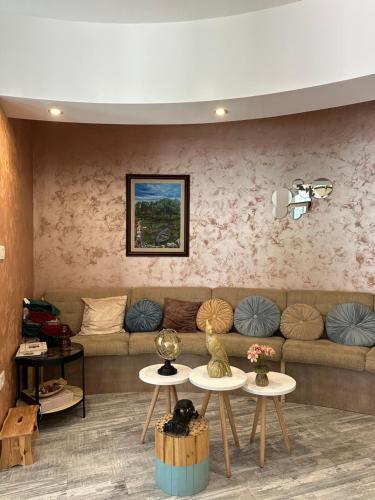 Lobi, Hotel Monte Rosa in Cetinje