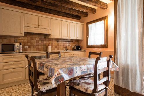 Lovely flat with canal view near Rialto Bridge, Venezia (foto 10)