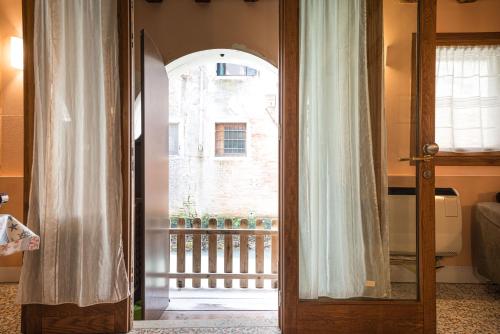 Lovely flat with canal view near Rialto Bridge, Venezia (foto 8)