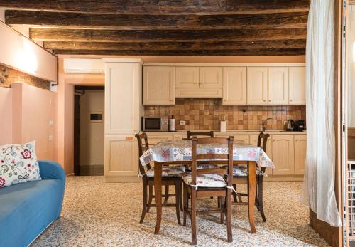 Lovely flat with canal view near Rialto Bridge, Venezia (foto 9)