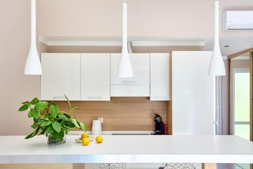 Konyha, GH Aparts with SCENIC VIEWS & POOL in Orahovac