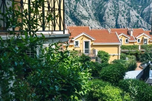 A szálláshely kívülről, GH Aparts with SCENIC VIEWS & POOL in Orahovac