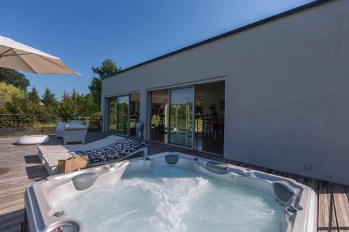 Double chambre piscine, spa, jardin, parc en bordure de rivière chambre d'hôte Potelières