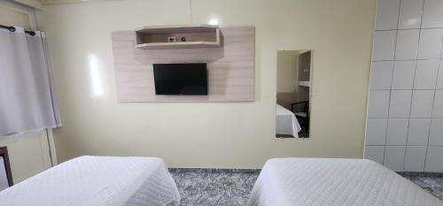 2 twin beds