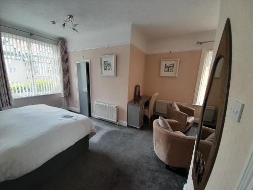 Premier King Room image 7