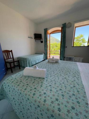 1 queen bed, 1 twin bed