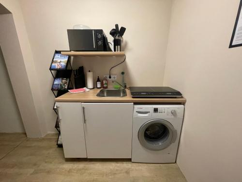 Kitchen, Vorstadtoase fur 3 - Queensize-Bett, Schlafcouch, Parkplatz & Netflix - Nahe BER in Kopenick