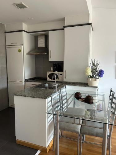virtuve, Precioso alojamiento a 300 metros de la playa in Karino