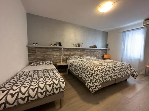 1 queen bed, 2 twin beds
