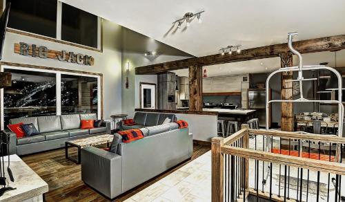 The Big Jack Chalet 33 Chemin Blanc by Les Chalets Alpins in Stoneham (QC)