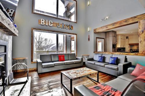 The Big Jack Chalet 33 Chemin Blanc by Les Chalets Alpins in Stoneham (QC)