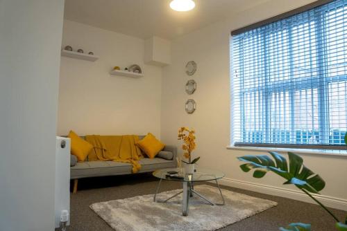 Central 2-Bedroom Apartment in Kettering with Wifi by HP Accommodation