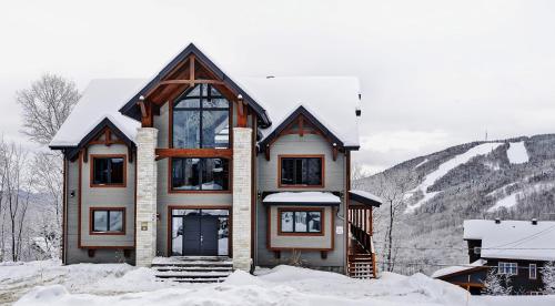 The Big Jack Chalet 33 Chemin Blanc by Les Chalets Alpins in Stoneham (QC)